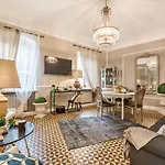 Moulin Rouge Apartment *