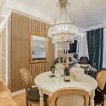 Moulin Rouge Apartment *