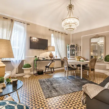 Moulin Rouge Apartment *