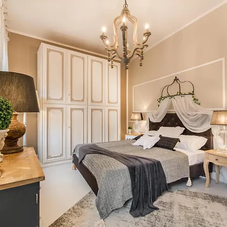 Moulin Rouge Apartment