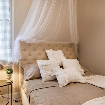 Moulin Rouge Apartment *