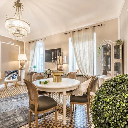 Moulin Rouge Apartment