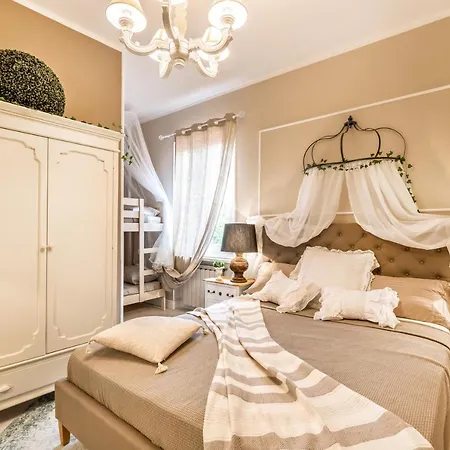 Moulin Rouge Apartment