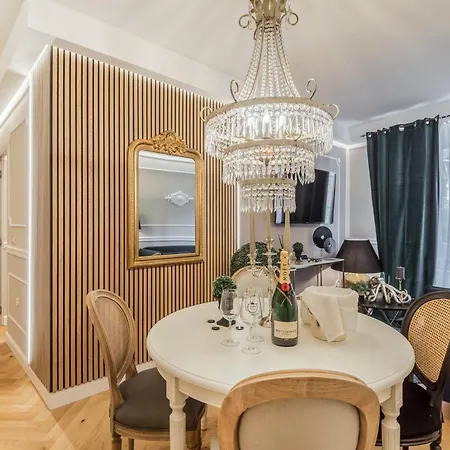 Moulin Rouge Apartment *