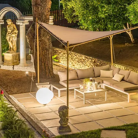 Moulin Rouge Apartment Lerici